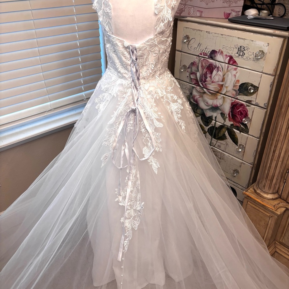 NEW White Wedding Dress, Wedding Dress with Train, Dress with Appliqués, Size LG - Picture 11 of 15